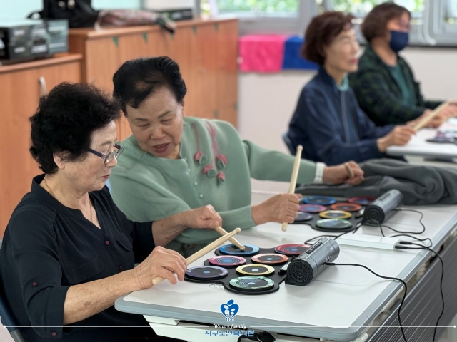 치매예방 AI 시니어 스마트 드럼 프로그램 진행